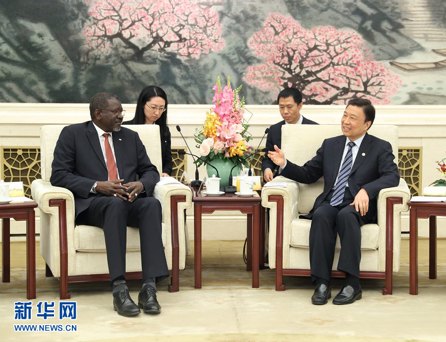 5月15日，國(guó)家副主席、中國(guó)紅十字會(huì)名譽(yù)會(huì)長(zhǎng)李源潮在北京會(huì)見來華出席&ldquo;一帶一路&rdquo;國(guó)際合作高峰論壇的紅十字會(huì)與紅新月會(huì)國(guó)際聯(lián)合會(huì)秘書長(zhǎng)阿西。新華社記者 王曄 攝