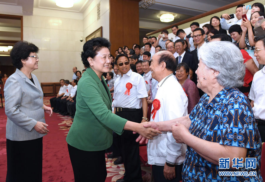 6月16日，中共中央政治局委員、國(guó)務(wù)院副總理劉延?xùn)|在北京看望出席中國(guó)人口福利基金會(huì)成立30周年座談會(huì)的歷屆&ldquo;中華人口獎(jiǎng)&rdquo;獲獎(jiǎng)?wù)叽?。新華社記者 饒愛(ài)民 攝