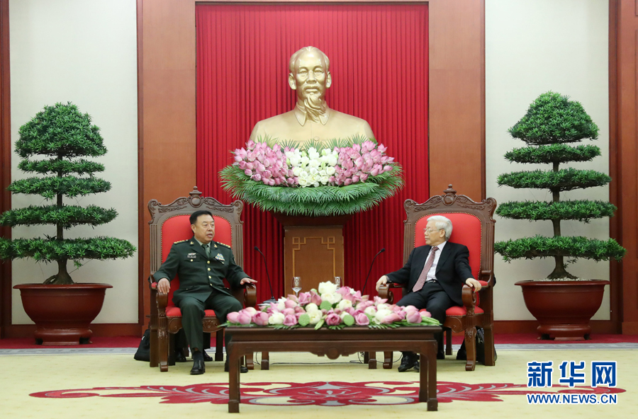 6月18日，在越南首都河內(nèi)，正在越南訪問的中央軍委副主席范長(zhǎng)龍（左）會(huì)見越共中央總書記阮富仲。 新華社發(fā)（李曉偉攝） 