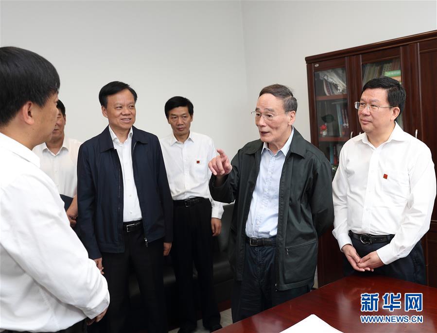 6月20日至22日，中共中央政治局常委、中央紀(jì)委書記王岐山在貴州省檢查紀(jì)檢監(jiān)察工作。這是6月21日，王岐山在省紀(jì)委與紀(jì)檢監(jiān)察干部親切交流。新華社記者 王曄 攝