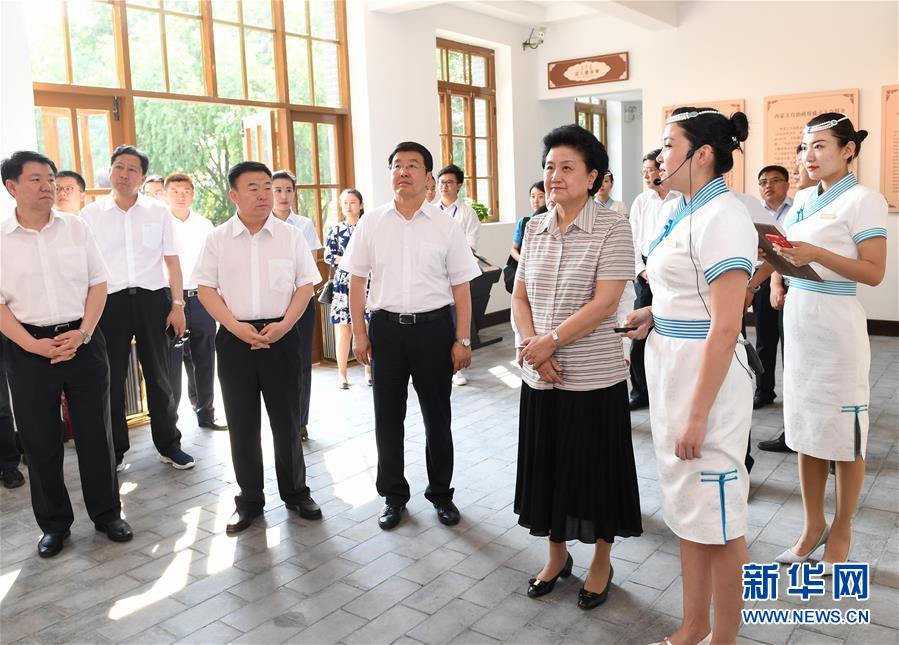6月25日，全國民族團結(jié)進步創(chuàng)建經(jīng)驗交流現(xiàn)場會在內(nèi)蒙古興安盟召開，中共中央政治局委員、國務(wù)院副總理劉延?xùn)|出席會議并講話。在內(nèi)蒙古期間，劉延?xùn)|考察內(nèi)蒙古人民代表會議舊址即&ldquo;五一會址&rdquo;，深入社區(qū)看望各族干部群眾。這是劉延?xùn)|考察&ldquo;五一會址&rdquo;。新華社記者 陳曄華 攝