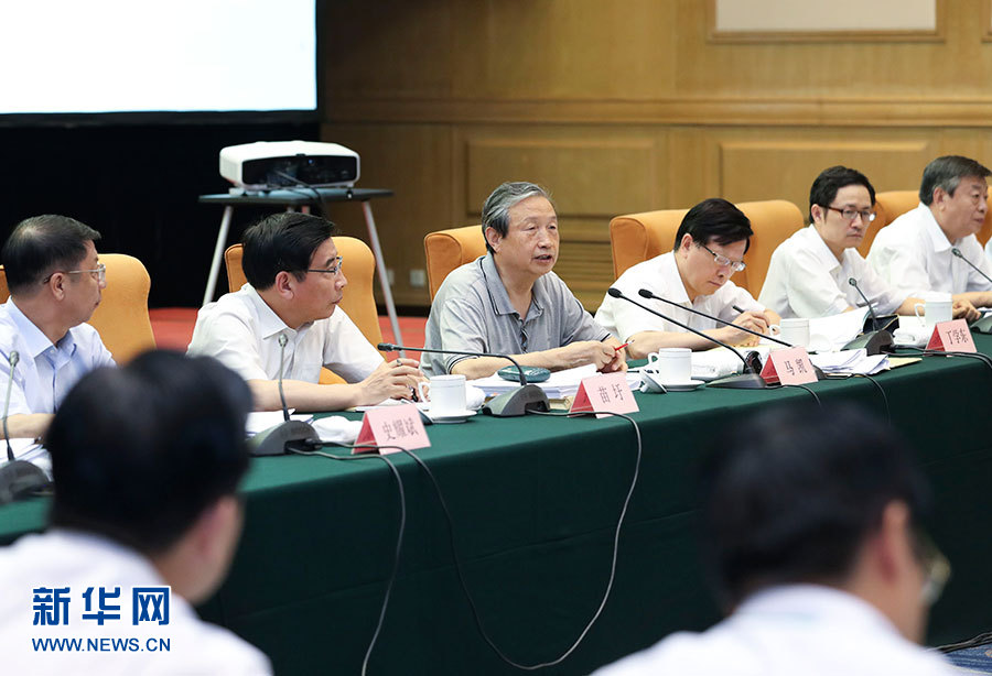 近日，中共中央政治局委員、國(guó)務(wù)院副總理馬凱在北京調(diào)研新能源汽車產(chǎn)業(yè)發(fā)展。這是7月4日，馬凱在北京深入新能源汽車充換電設(shè)施、充電服務(wù)平臺(tái)、分時(shí)租賃等單位調(diào)研，并主持召開(kāi)推廣應(yīng)用座談會(huì)。新華社記者 龐興雷 攝