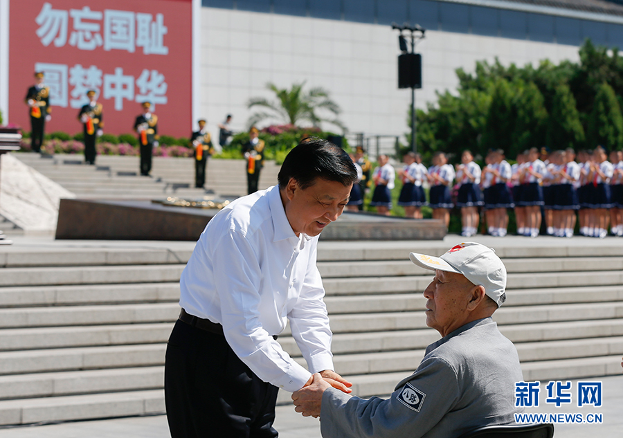 7月7日，紀(jì)念全民族抗戰(zhàn)爆發(fā)80周年儀式在中國(guó)人民抗日戰(zhàn)爭(zhēng)紀(jì)念館舉行。中共中央政治局常委、中央書記處書記劉云山出席儀式并講話。這是儀式開始前，劉云山與老八路代表握手。新華社記者崔新鈺攝