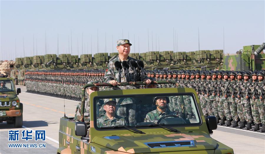 7月30日上午，慶祝中國人民解放軍建軍90周年閱兵在朱日和聯(lián)合訓(xùn)練基地隆重舉行。中共中央總書記、國家主席、中央軍委主席習(xí)近平檢閱部隊并發(fā)表重要講話。這是習(xí)近平乘車檢閱部隊。新華社記者 李剛 攝