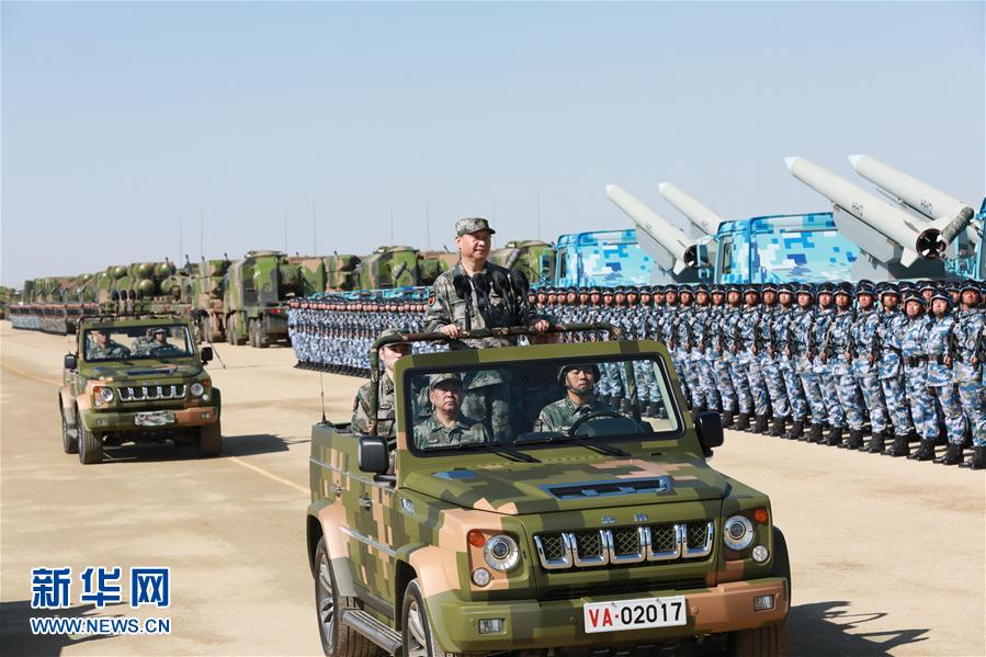 7月30日上午，慶祝中國人民解放軍建軍90周年閱兵在朱日和聯(lián)合訓(xùn)練基地隆重舉行。中共中央總書記、國家主席、中央軍委主席習(xí)近平檢閱部隊并發(fā)表重要講話。這是習(xí)近平乘車檢閱部隊。新華社記者 李剛 攝