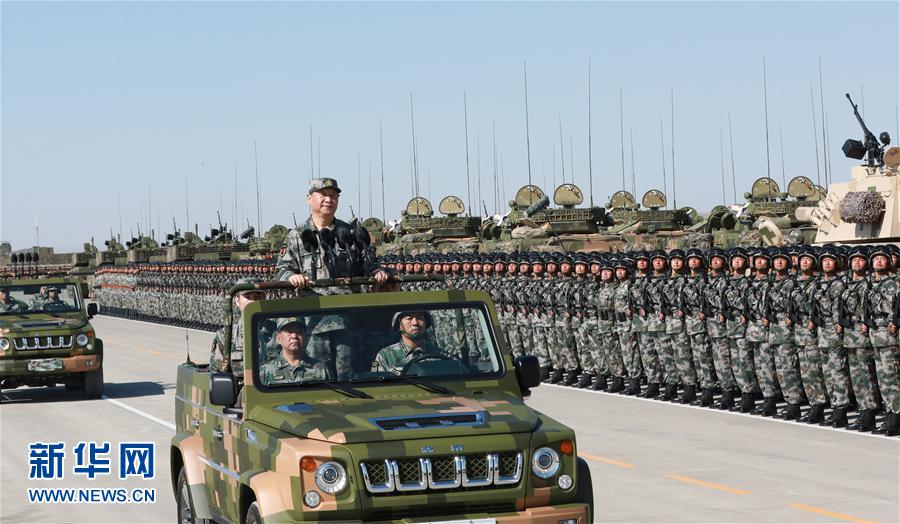 7月30日上午，慶祝中國人民解放軍建軍90周年閱兵在朱日和聯(lián)合訓(xùn)練基地隆重舉行。中共中央總書記、國家主席、中央軍委主席習(xí)近平檢閱部隊并發(fā)表重要講話。這是習(xí)近平乘車檢閱部隊。新華社記者 李剛 攝