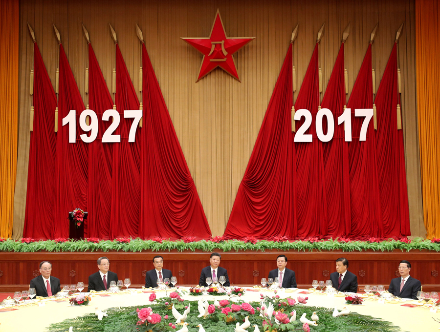 7月31日，中華人民共和國國防部在北京人民大會(huì)堂舉行盛大招待會(huì)，熱烈慶祝中國人民解放軍建軍90周年。中共中央總書記、國家主席、中央軍委主席習(xí)近平和李克強(qiáng)、張德江、俞正聲、劉云山、王岐山、張高麗等黨和國家領(lǐng)導(dǎo)人出席招待會(huì)。新華社記者 鞠鵬 攝