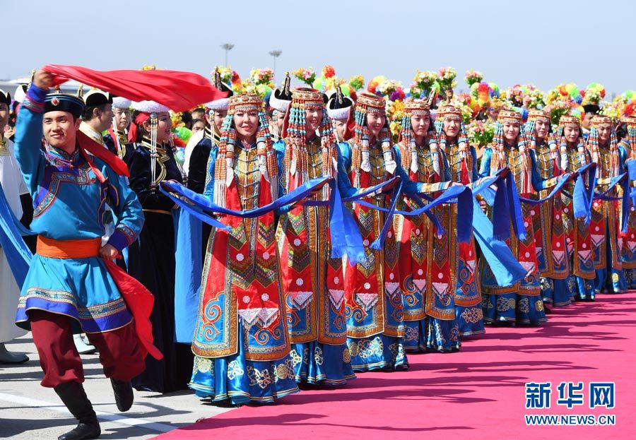8月7日，以中共中央政治局常委、全國(guó)政協(xié)主席俞正聲為團(tuán)長(zhǎng)的中央代表團(tuán)飛抵呼和浩特，出席內(nèi)蒙古自治區(qū)成立70周年慶祝活動(dòng)。中央代表團(tuán)在機(jī)場(chǎng)受到內(nèi)蒙古各族群眾的熱烈歡迎。新華社記者 張領(lǐng) 攝