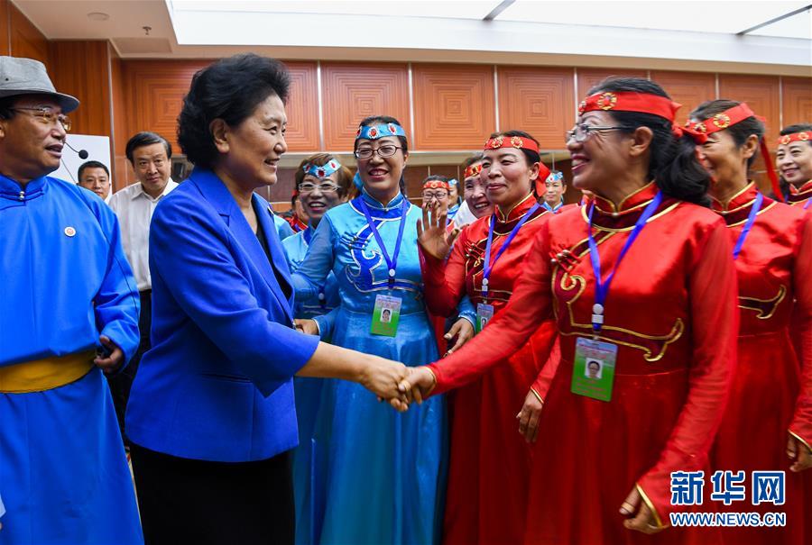 8月9日，中共中央政治局委員、國務院副總理、中央代表團副團長劉延東率中央代表團二分團到赤峰看望慰問各族干部群眾。這是劉延東在赤峰市群眾藝術館和群眾親切交談。新華社記者 連振 攝