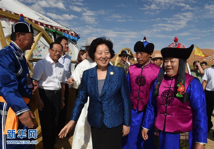 8月10日，中共中央政治局委員、中央統(tǒng)戰(zhàn)部部長、中央代表團副團長孫春蘭率中央代表團三分團繼續(xù)在內(nèi)蒙古自治區(qū)阿拉善盟看望慰問，把以習近平同志為核心的黨中央的親切關(guān)懷和全國各族人民的美好祝福帶給阿拉善各族各界干部群眾。這是孫春蘭在牧民張輝生（右二）家了解生產(chǎn)生活情況。新華社記者 任軍川 攝