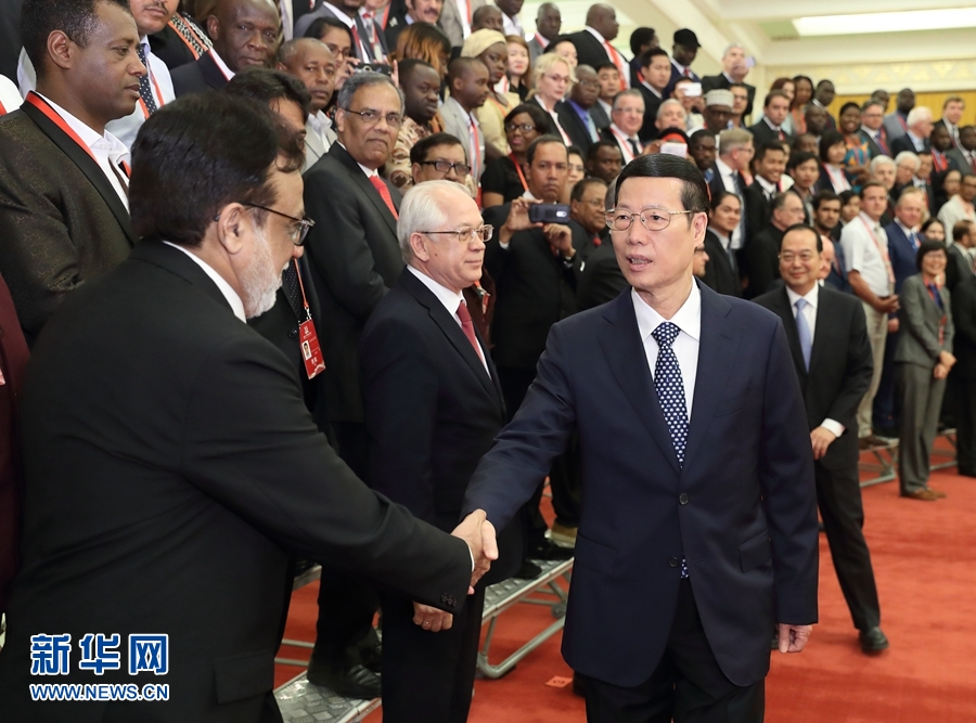 9月21日，中共中央政治局常委、國(guó)務(wù)院副總理張高麗在北京人民大會(huì)堂會(huì)見(jiàn)來(lái)華參加2017&ldquo;一帶一路&rdquo;媒體合作論壇的外方代表并回答大家關(guān)心的問(wèn)題。新華社記者王曄攝 