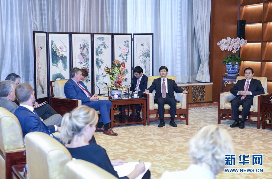 9月26日，中共中央政治局委員、中央政法委書記孟建柱在北京會(huì)見來(lái)華出席國(guó)際刑警組織第86屆全體大會(huì)的比利時(shí)副首相兼內(nèi)政大臣讓邦。國(guó)務(wù)委員、公安部部長(zhǎng)郭聲琨參加有關(guān)會(huì)見。新華社記者 張領(lǐng) 攝