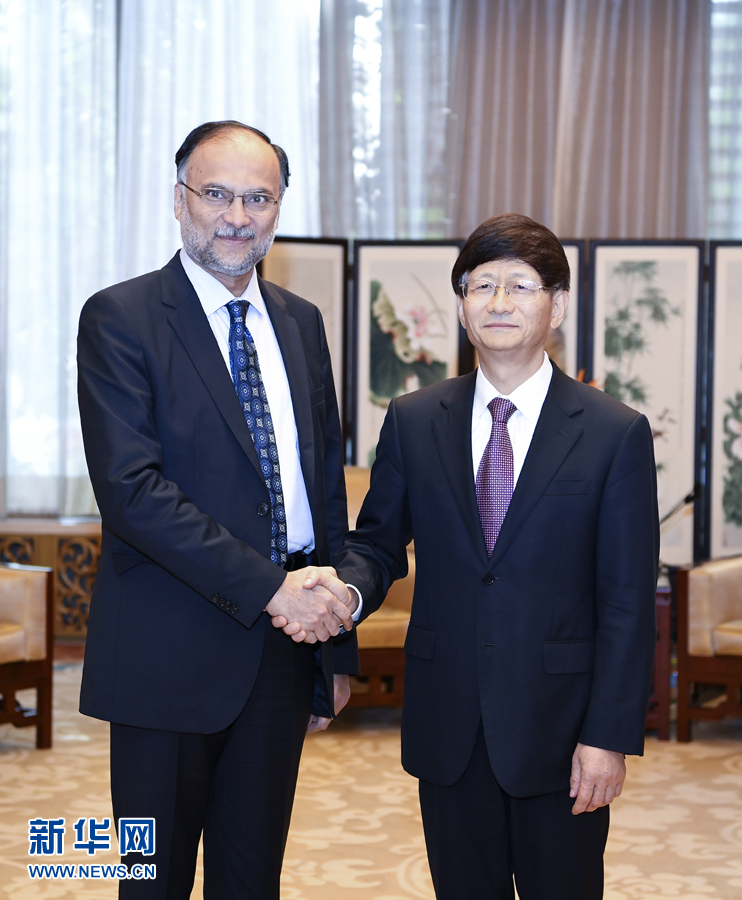 9月26日，中共中央政治局委員、中央政法委書記孟建柱在北京會(huì)見來(lái)華出席國(guó)際刑警組織第86屆全體大會(huì)的巴基斯坦內(nèi)政部長(zhǎng)伊克巴爾。新華社記者 張領(lǐng) 攝