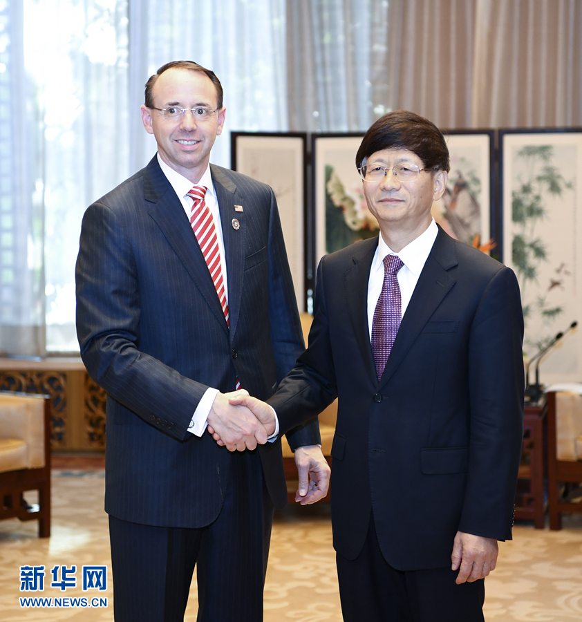 9月26日，中共中央政治局委員、中央政法委書記孟建柱在北京會(huì)見來(lái)華出席國(guó)際刑警組織第86屆全體大會(huì)的美國(guó)司法部常務(wù)副部長(zhǎng)羅森斯坦。新華社記者 張領(lǐng) 攝