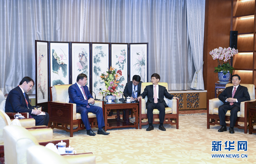 9月26日，中共中央政治局委員、中央政法委書記孟建柱在北京會(huì)見來(lái)華出席國(guó)際刑警組織第86屆全體大會(huì)的塔吉克斯坦內(nèi)務(wù)部長(zhǎng)拉希姆佐達(dá)。國(guó)務(wù)委員、公安部部長(zhǎng)郭聲琨參加有關(guān)會(huì)見。新華社記者 張領(lǐng) 攝