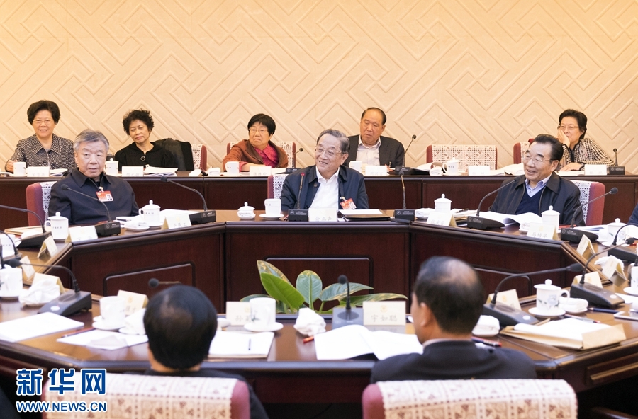 10月30日，政協(xié)第十二屆全國(guó)委員會(huì)常務(wù)委員會(huì)第二十三次會(huì)議舉行分組討論，與會(huì)人員圍繞深入學(xué)習(xí)貫徹中共十九大精神認(rèn)真討論，積極建言獻(xiàn)策。全國(guó)政協(xié)主席俞正聲參加討論。新華社記者 丁海濤 攝
