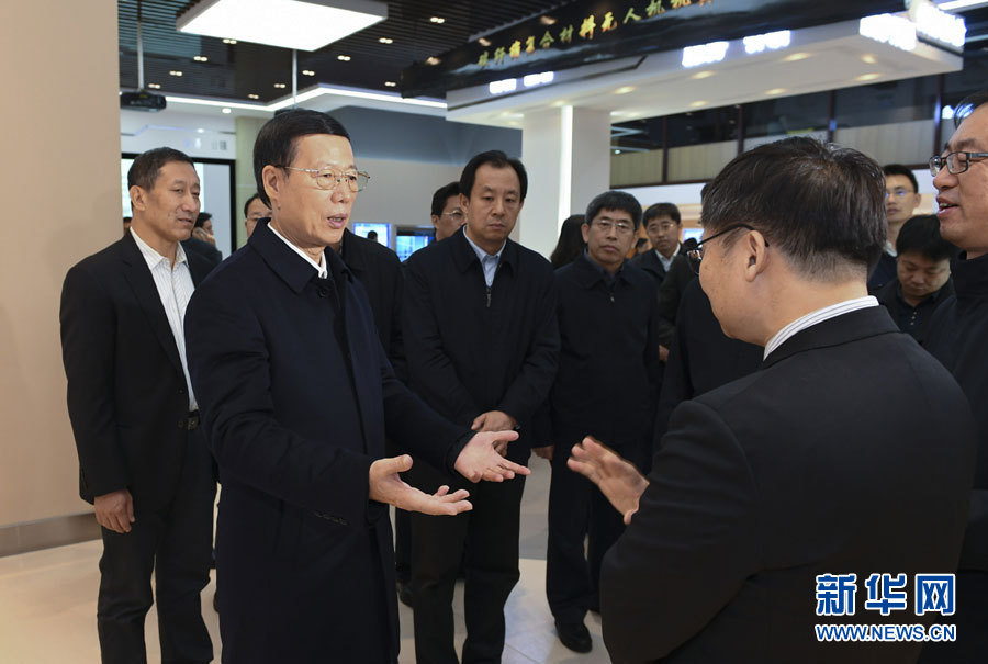 11月14日至15日，國務(wù)院副總理張高麗在黑龍江調(diào)研。這是11月14日，張高麗到黑龍江工業(yè)技術(shù)研究院成果展示中心，了解產(chǎn)學(xué)研結(jié)合推動(dòng)創(chuàng)新發(fā)展情況。 新華社記者 高潔 攝