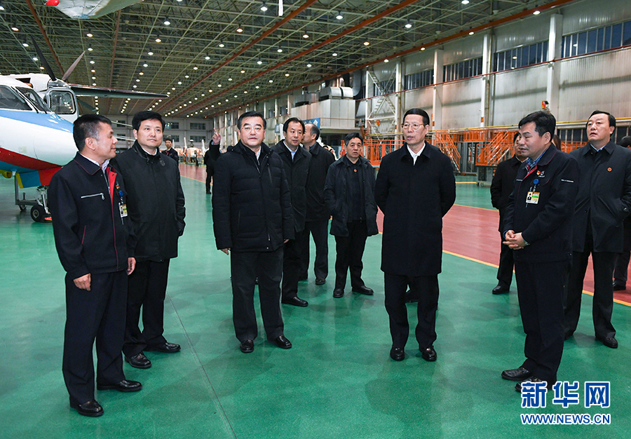 11月14日至15日，國務(wù)院副總理張高麗在黑龍江調(diào)研。這是11月14日，張高麗到哈爾濱飛機(jī)工業(yè)集團(tuán)有限責(zé)任公司了解國有老企業(yè)轉(zhuǎn)型升級(jí)情況。 新華社記者 高潔 攝