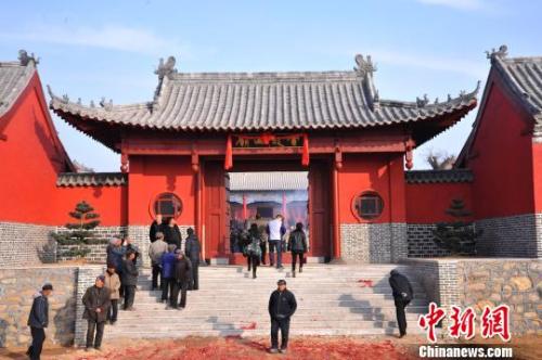 資料圖：元旦小長假期間，威海南海新區(qū)云龍山上舉辦新年廟會?！⒉?攝