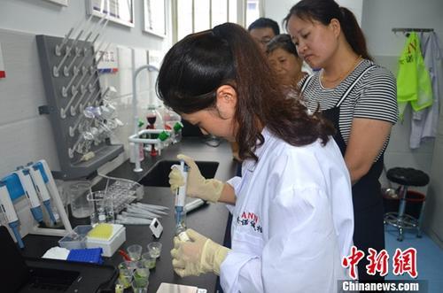 資料圖：工作人員根據(jù)消費者要求現(xiàn)場檢驗，共筑食品安全。<a target='_blank' ><p  align=