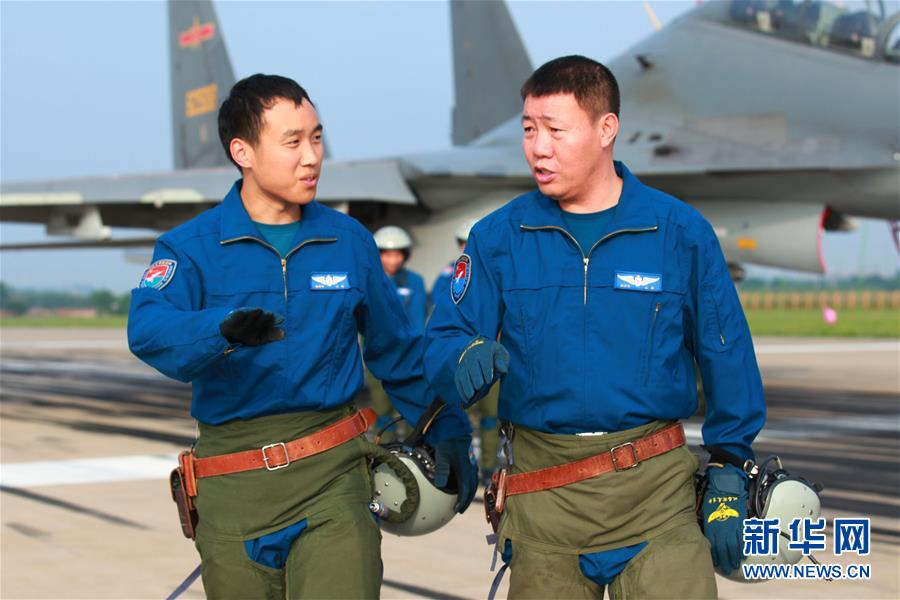 （新華全媒頭條&middot;圖文互動(dòng)）（3）戰(zhàn)鷹，為祖國(guó)奮飛&mdash;&mdash;記空軍航空兵某旅旅長(zhǎng)、特級(jí)飛行員郝井文