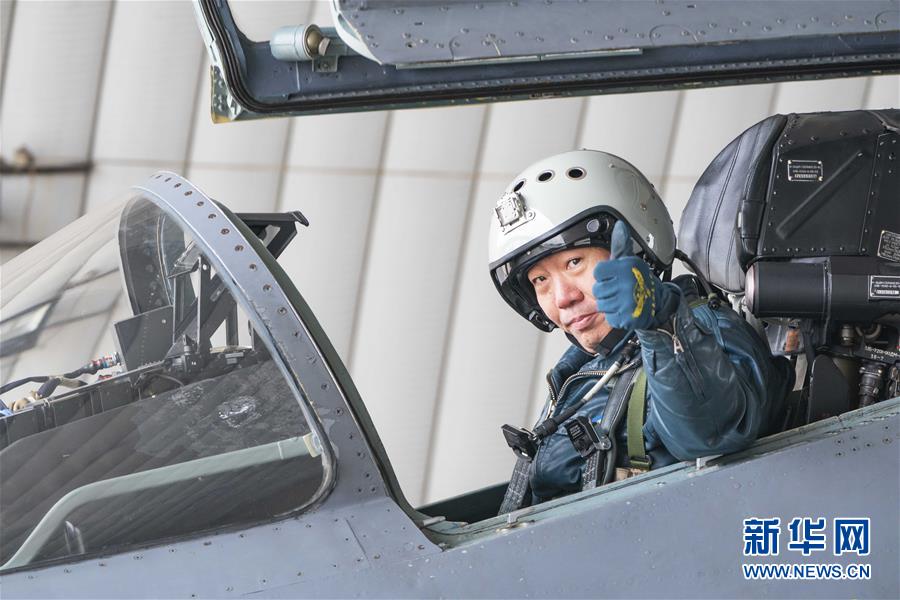 （新華全媒頭條&middot;圖文互動(dòng)）（4）戰(zhàn)鷹，為祖國(guó)奮飛&mdash;&mdash;記空軍航空兵某旅旅長(zhǎng)、特級(jí)飛行員郝井文