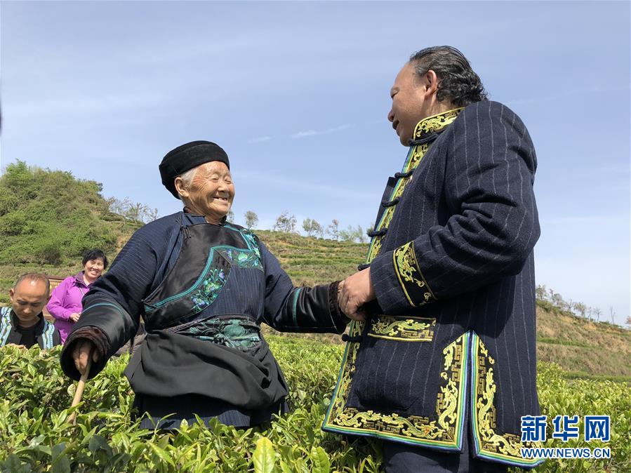 （代表委員履職&middot;圖文互動）尋找綠水青山里拔&ldquo;窮根&rdquo;的訣竅&mdash;&mdash;全國人大代表龍獻文履職記