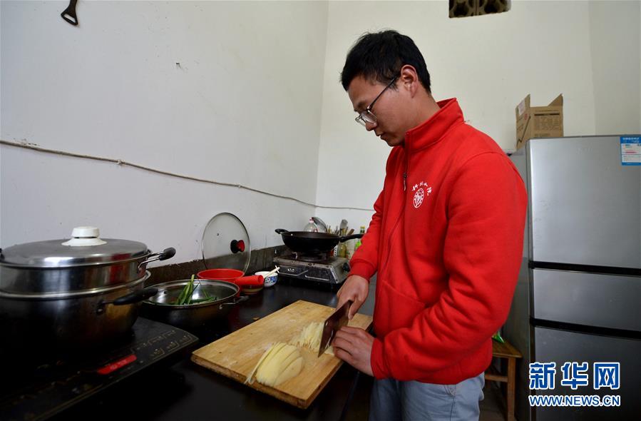 （愛國(guó)情 奮斗者&middot;圖文互動(dòng)）（4） &ldquo;解民生之多艱，育天下之英才&rdquo;&mdash;&mdash;中國(guó)農(nóng)大師生扎根田野書寫奉獻(xiàn)之歌