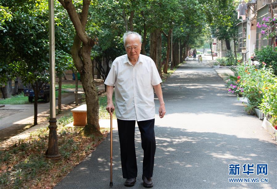 （新華全媒頭條&middot;圖文互動）（9）滄海橫流 信仰彌堅&mdash;&mdash;記共產(chǎn)黨員、湘潭大學九旬教授滄南