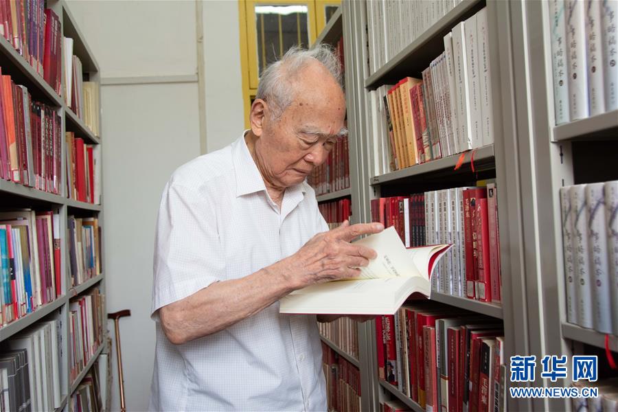 （新華全媒頭條&middot;圖文互動）（6）滄海橫流 信仰彌堅&mdash;&mdash;記共產(chǎn)黨員、湘潭大學九旬教授滄南
