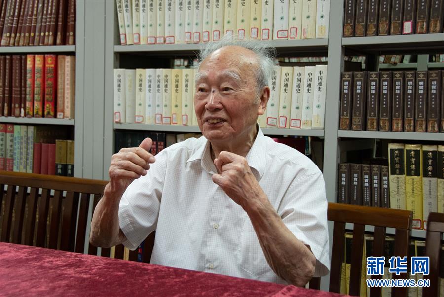 （新華全媒頭條&middot;圖文互動）（5）滄海橫流 信仰彌堅&mdash;&mdash;記共產(chǎn)黨員、湘潭大學九旬教授滄南