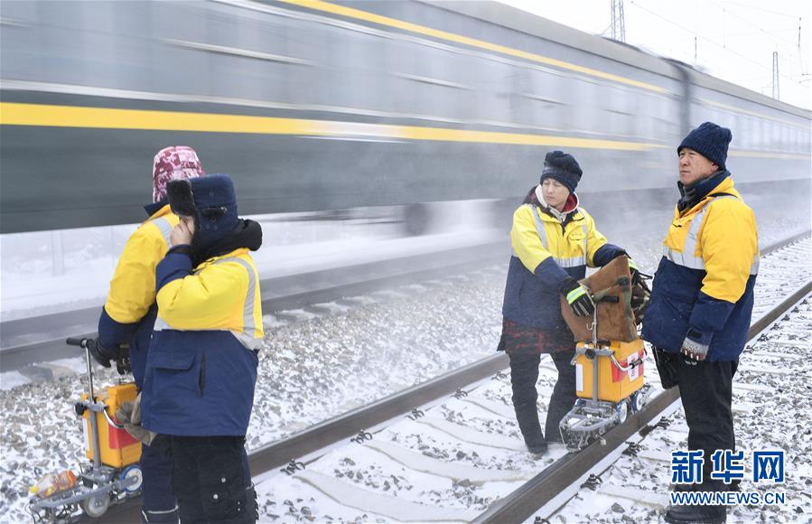 （新春走基層）（5）嚴寒下的&ldquo;鐵路醫(yī)生&rdquo;：風雪中守護回家路