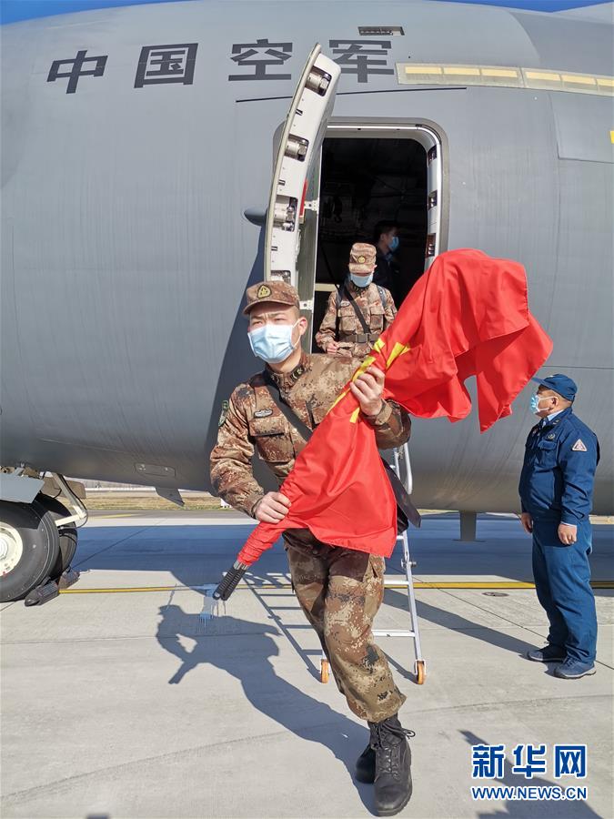（聚焦疫情防控&middot;圖文互動(dòng)）（5）空軍第四次向武漢大規(guī)?？者\(yùn)醫(yī)療隊(duì)員和物資