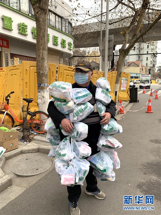 （新華全媒頭條&middot;圖文互動）（1）守望相助，堅(jiān)忍不拔&mdash;&mdash;致敬武漢戰(zhàn)&ldquo;疫&rdquo;中千千萬萬個平凡英雄