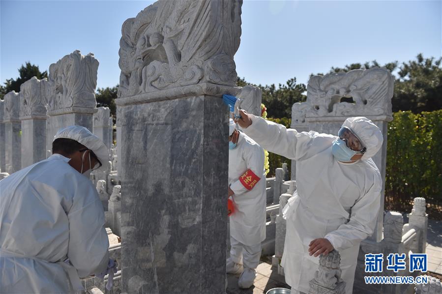 （圖文互動）（1）網(wǎng)上預(yù)約、分時祭掃、代祭服務(wù)&mdash;&mdash;北京八寶山人民公墓清明祭掃見聞