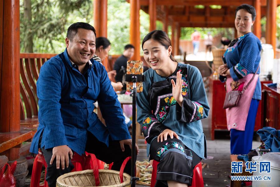 （新華全媒頭條&middot;走向我們的小康生活&middot;圖文互動）（10）那山，那人，那苗寨&mdash;&mdash;十八洞村三代人的奮斗史