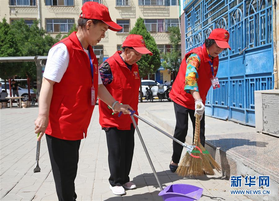 （走向我們的小康生活&middot;圖文互動(dòng)）（1）蘭花掬得滿庭芳&mdash;&mdash;寧夏吳忠市古稀志愿者王蘭花的溫情故事