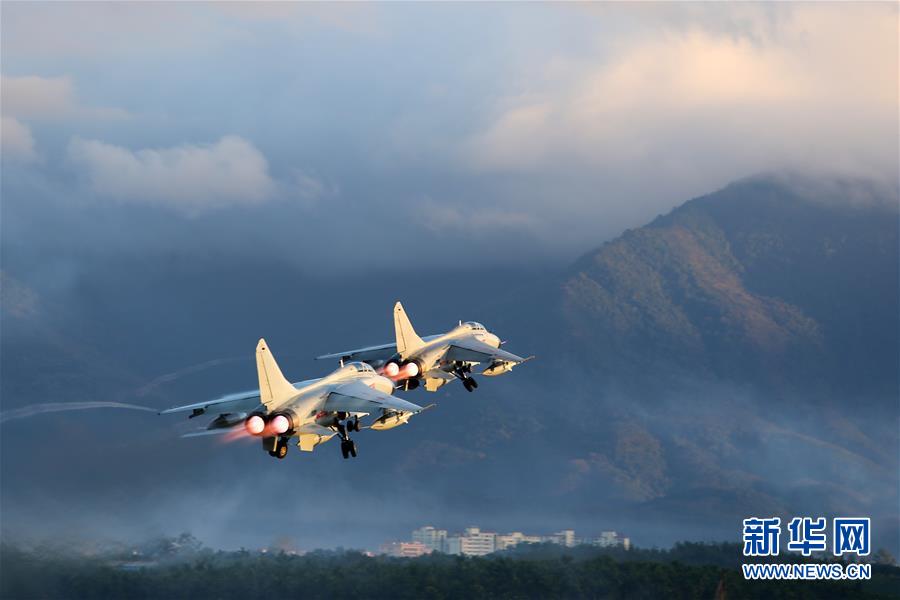 （新華全媒頭條&middot;圖文互動）（2）沿著中國特色強(qiáng)軍之路闊步前進(jìn)&mdash;&mdash;黨中央、中央軍委領(lǐng)導(dǎo)推進(jìn)國防和軍隊建設(shè)70年紀(jì)實