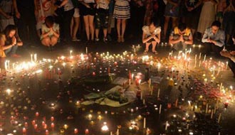昆山市民在昆山市民廣場(chǎng)哀悼死者、為傷者祈福