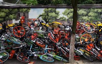 南京街頭共享單車&ldquo;疊羅漢&rdquo;