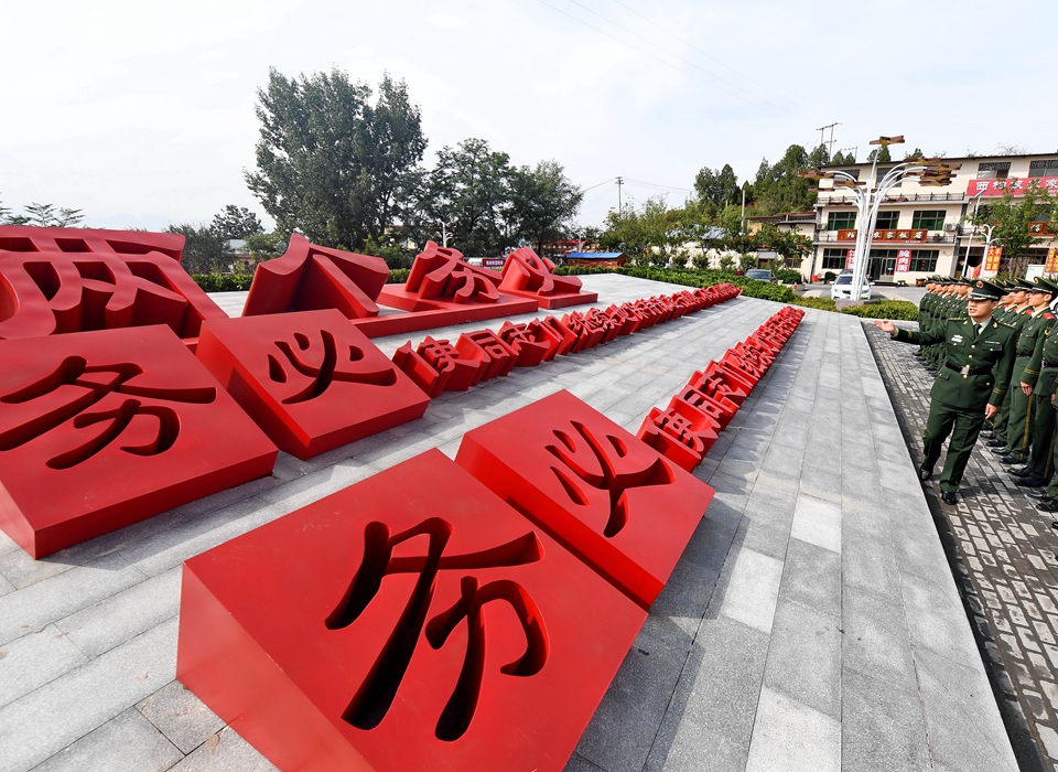 全面從嚴(yán)治黨，以更高能力和水平引領(lǐng)新時(shí)代