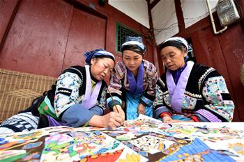貴州龍里：苗族&ldquo;畫(huà)師&rdquo;的30年苗畫(huà)情懷