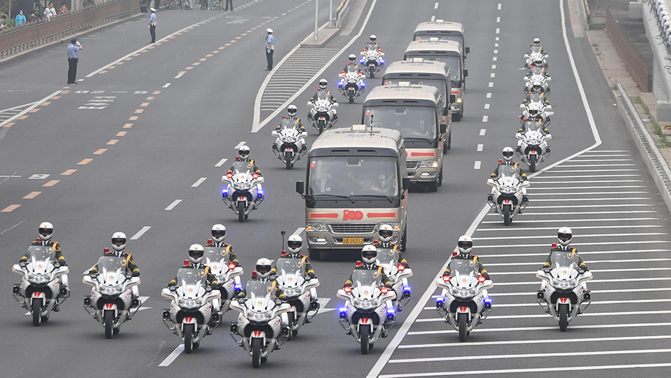 &ldquo;七一勛章&rdquo;獲得者集體乘坐禮賓車從住地出發(fā)