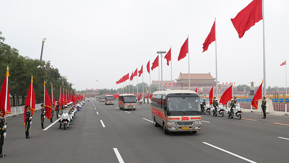 &ldquo;七一勛章&rdquo;獲得者集體乘坐禮賓車從住地出發(fā)