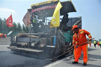 烈日下的公路&ldquo;醫(yī)生&rdquo;