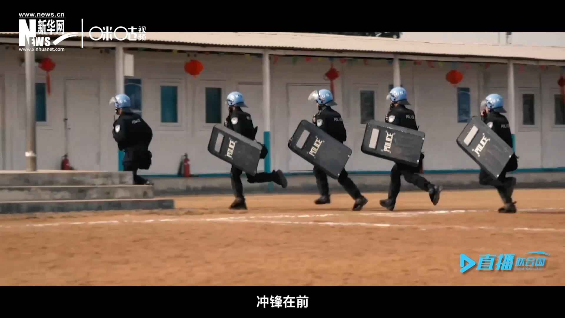 有這樣一支隊(duì)伍，他們不畏艱險，沖鋒在前，頭戴藍(lán)盔，為和平而戰(zhàn)，他們的名字叫做聯(lián)合國維和部隊(duì)。