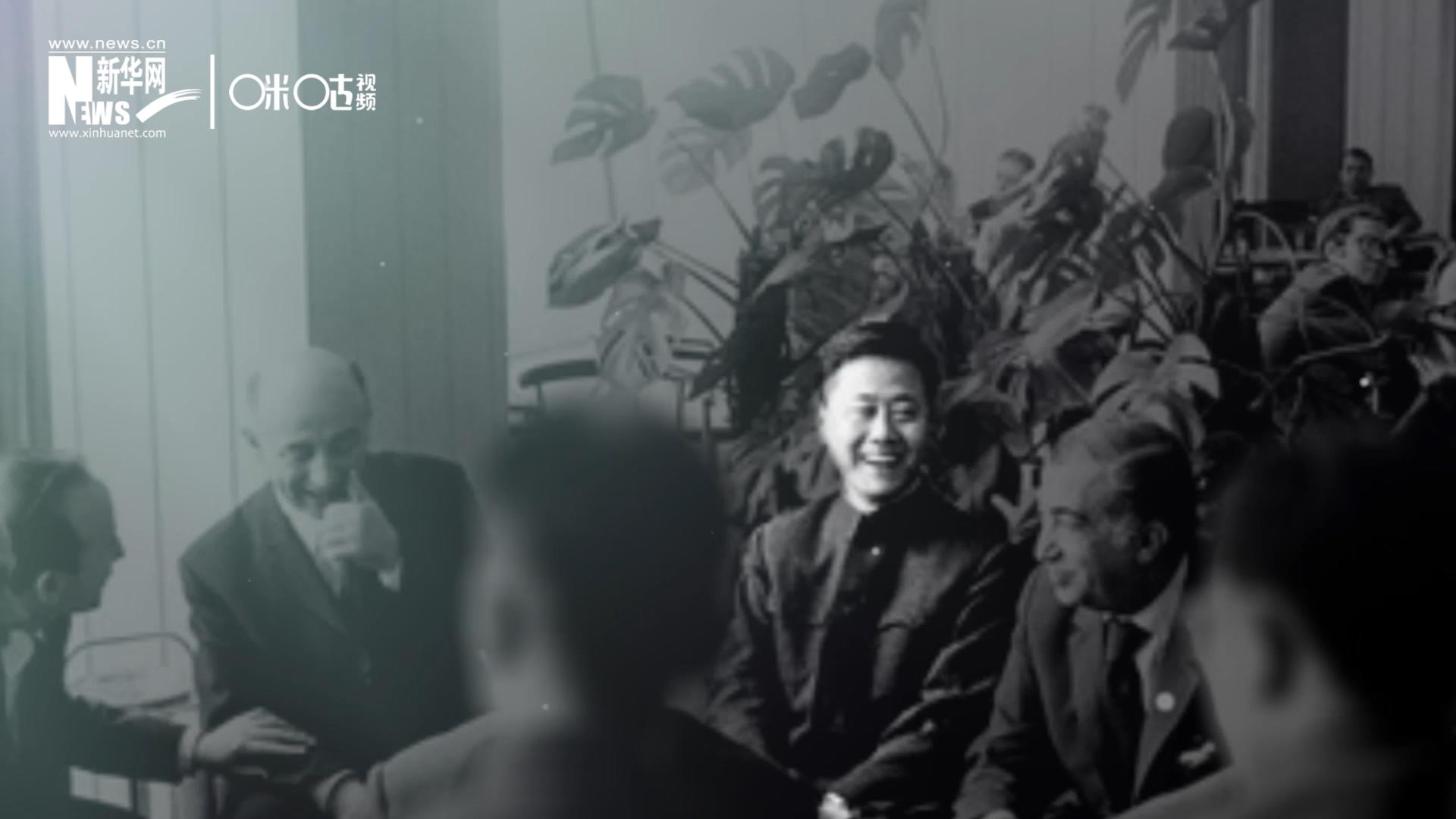 照片里的這個(gè)人是高梁，原新華社國(guó)際部記者。原本作為代表團(tuán)隨行記者的他接到通知，由他帶領(lǐng)一支先遣小組先行去紐約。