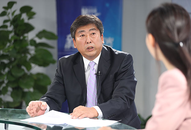 具體落在實(shí)處就是把方向，管大局，保落實(shí)