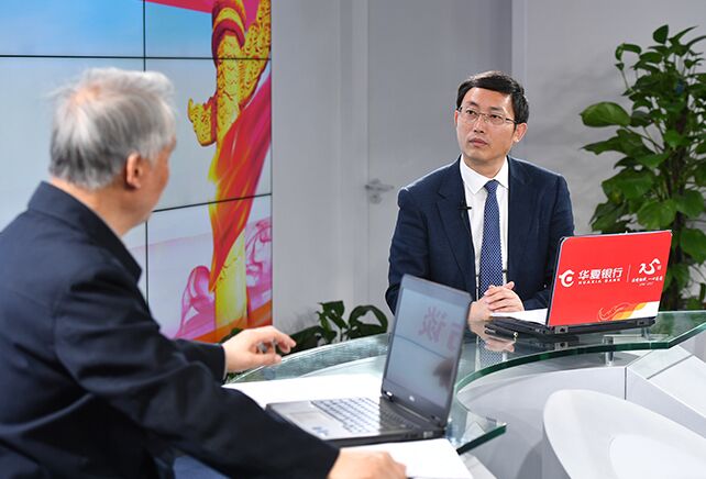 您再給我們梳理一下，黨章中有關(guān)&ldquo;基本路線&rdquo;的修改情況。