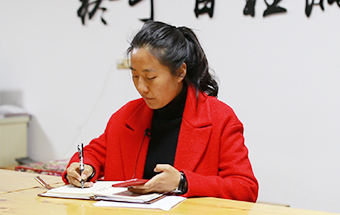 回鄉(xiāng)，立志改變家鄉(xiāng)落后面貌